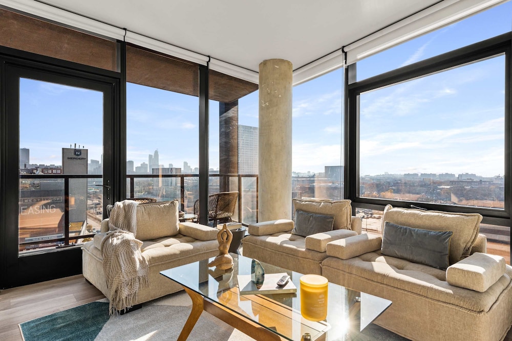 Prime Location 2BR Balcony Restful Night — Chicago