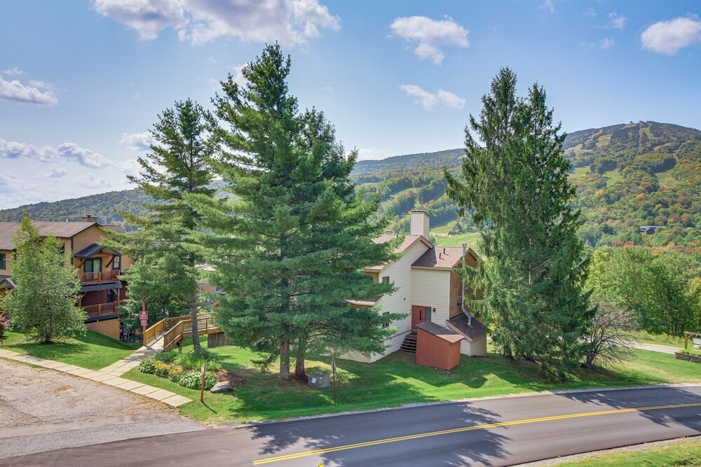 'bearfoot Apres' Mtn-view Condo < 1 Mi to Mt Snow!