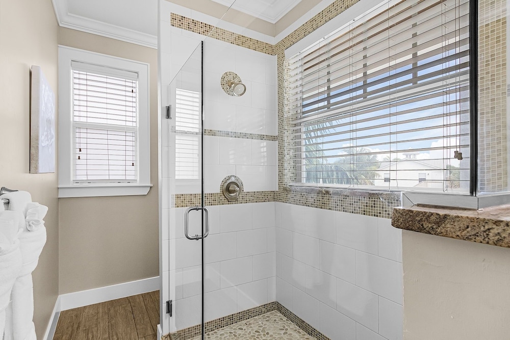 571 Seabatical: Canal Front With Pool! 5 Bedroom Home