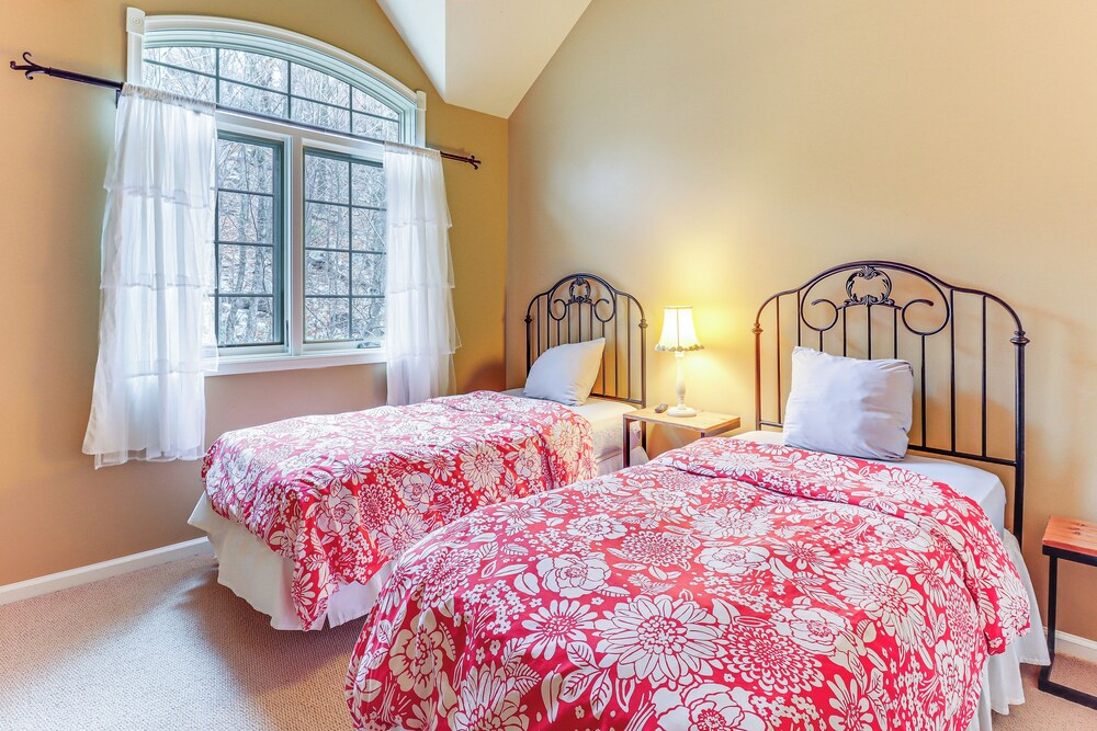 Boulder Lake Access: Townhome w/ Deck!