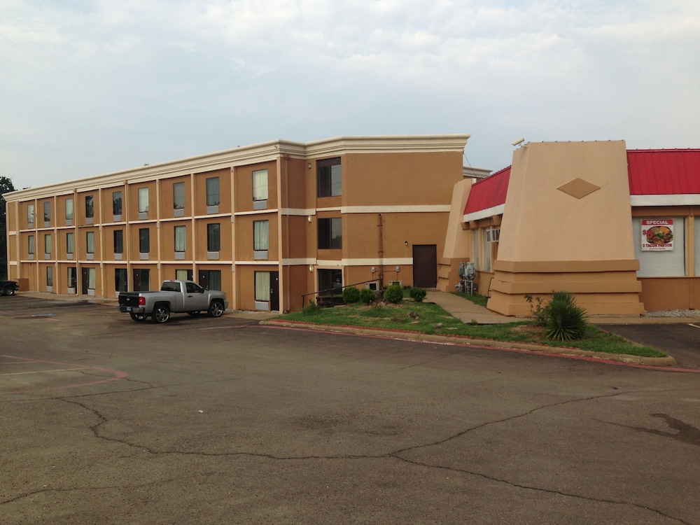 Mount Pleasant Vacations - Executive Inn - Property Image 7