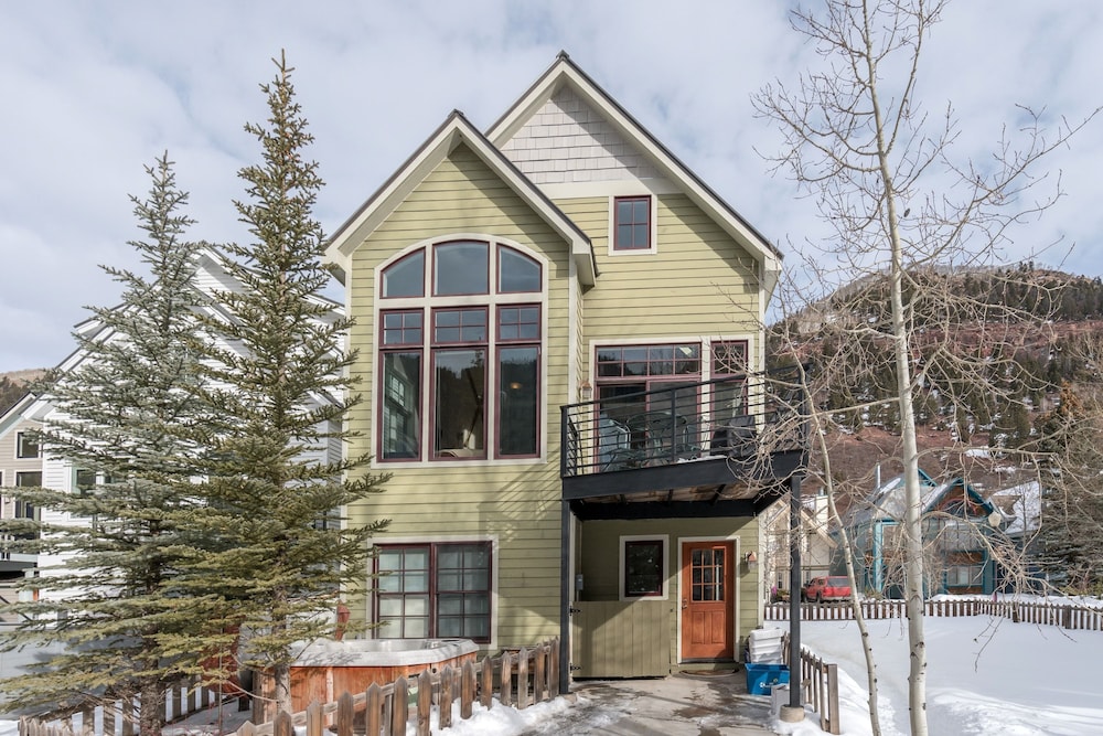 Bachman Village 14 by Avantstay Close To Town The Slopes w Hot Tub Permit 12038