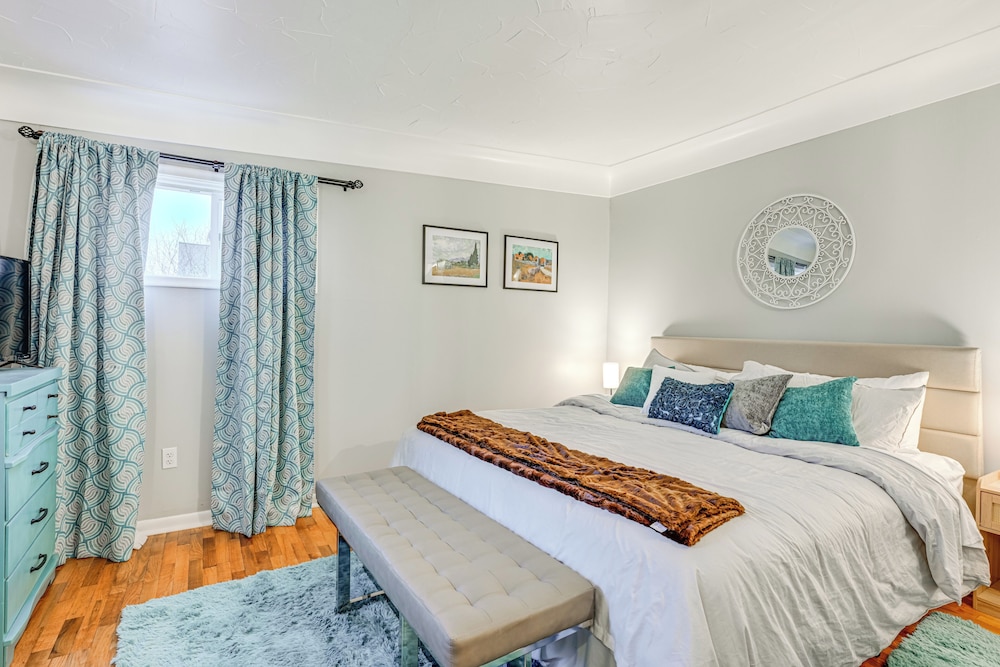 2 Mi to Downtown Flushing: Spacious Retreat!