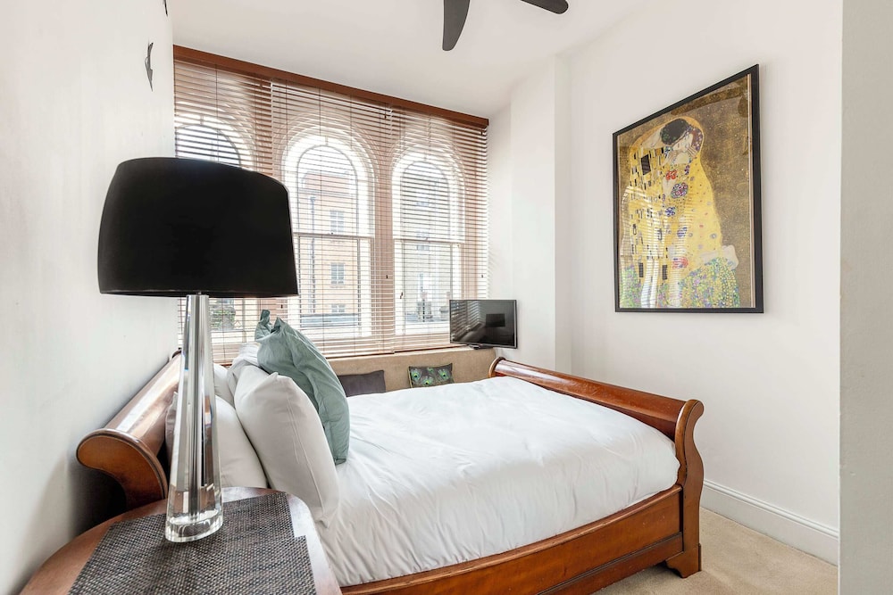 Classic Victorian Flat With Terrace