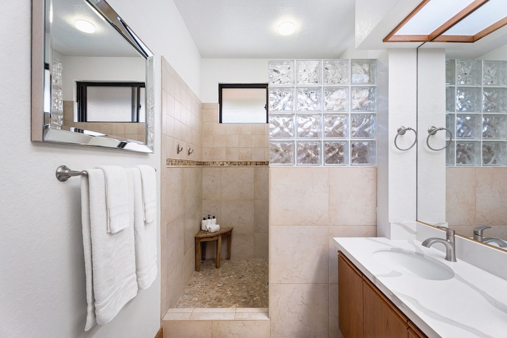 Newly Renovated - Gorgeous Condo & Location - Vrkcv