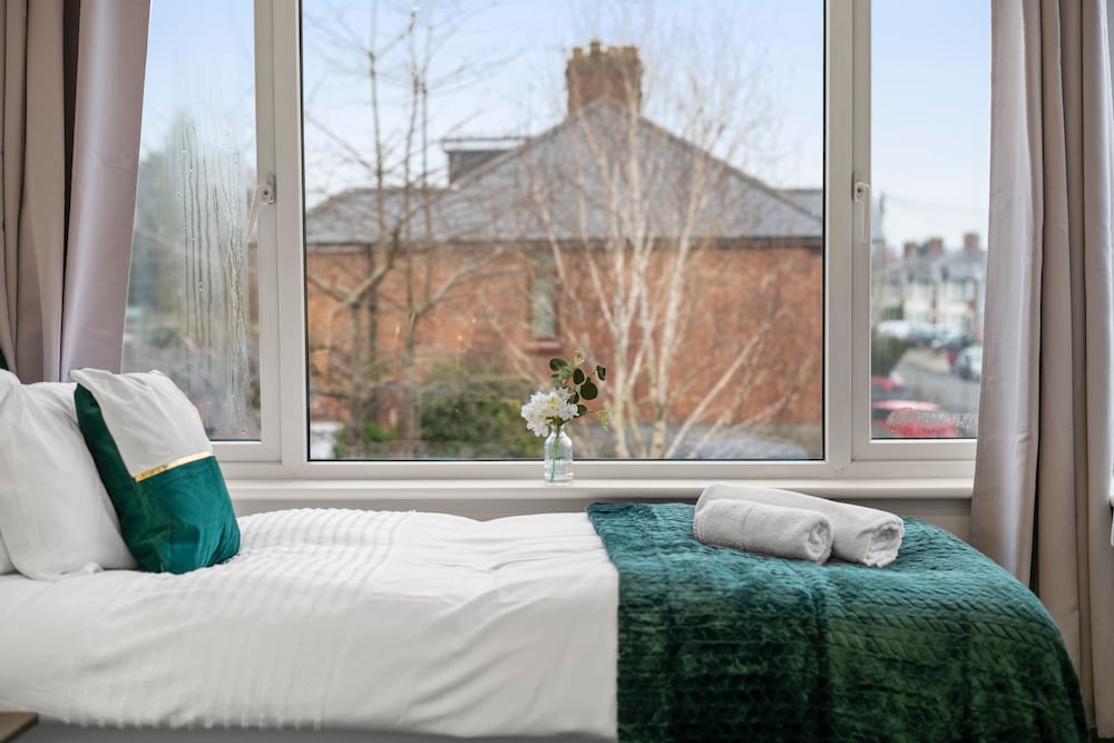 Large 5 Bedroom-free Parking-great Transport Links