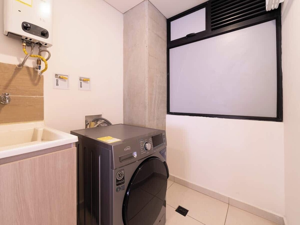 Panoramic 3 BR w/ Balcony in Laureles Medellín