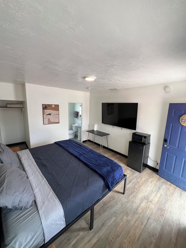 Mac's Motel