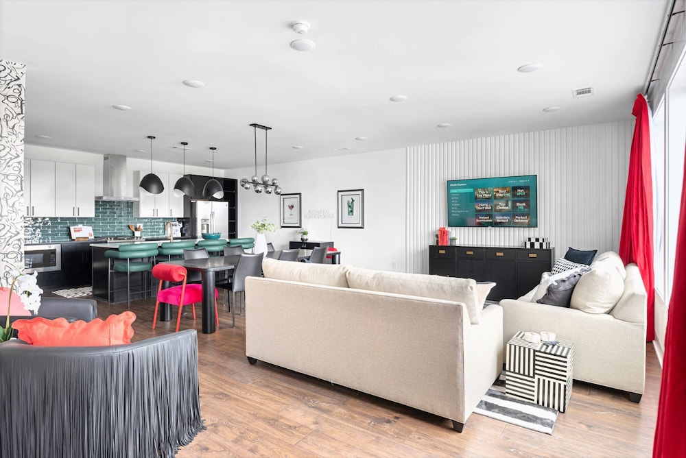 Nashville Escape With Skyline Deck and Hot Tub