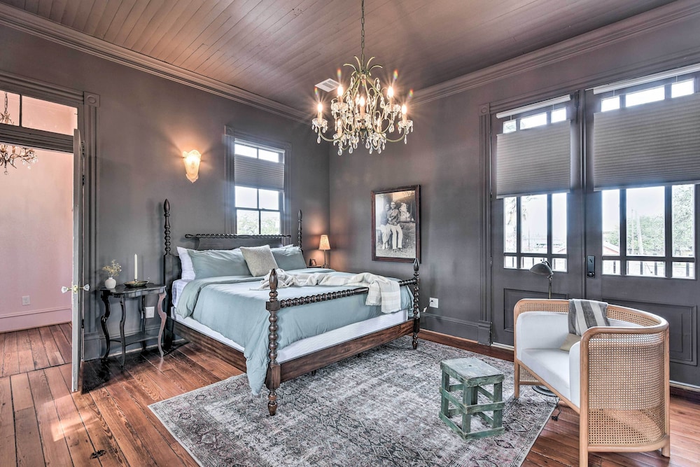 Stunning Historic Home < 4 Mi to Beaches! view 5