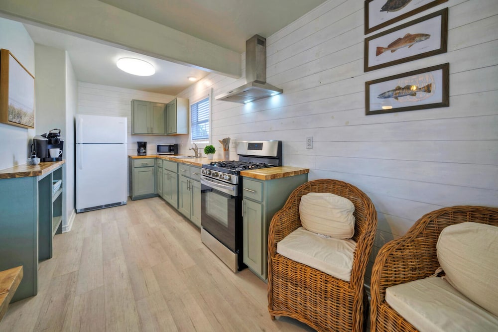 Dual Port A Cottages 2 Complete Homes Walk to the Beach Patio Fully-equipped Kitchens