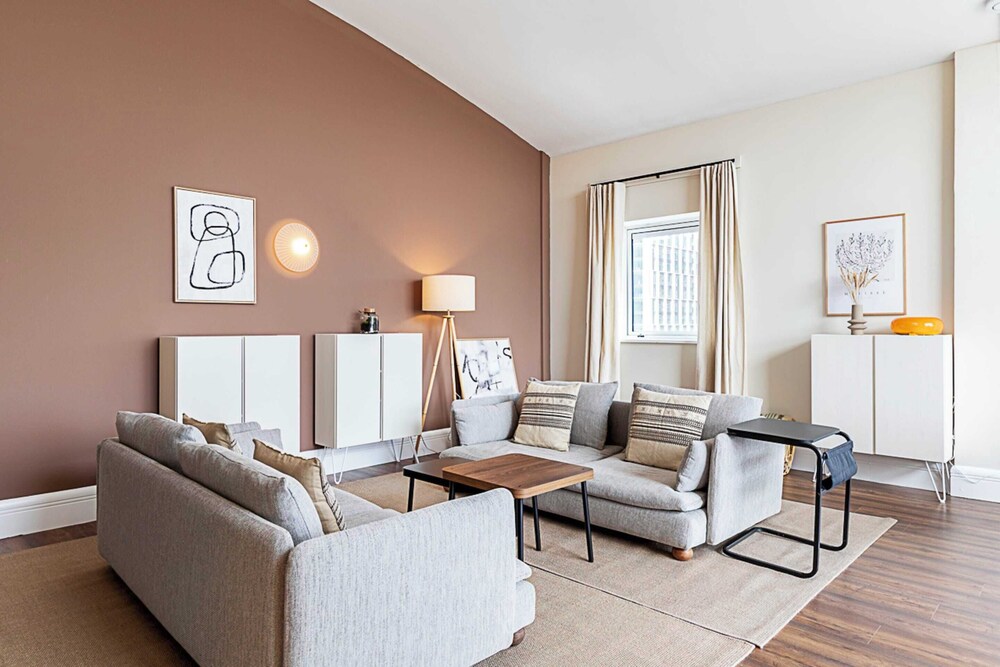 Bright and Stylish Riverside Haven in Canary Wharf