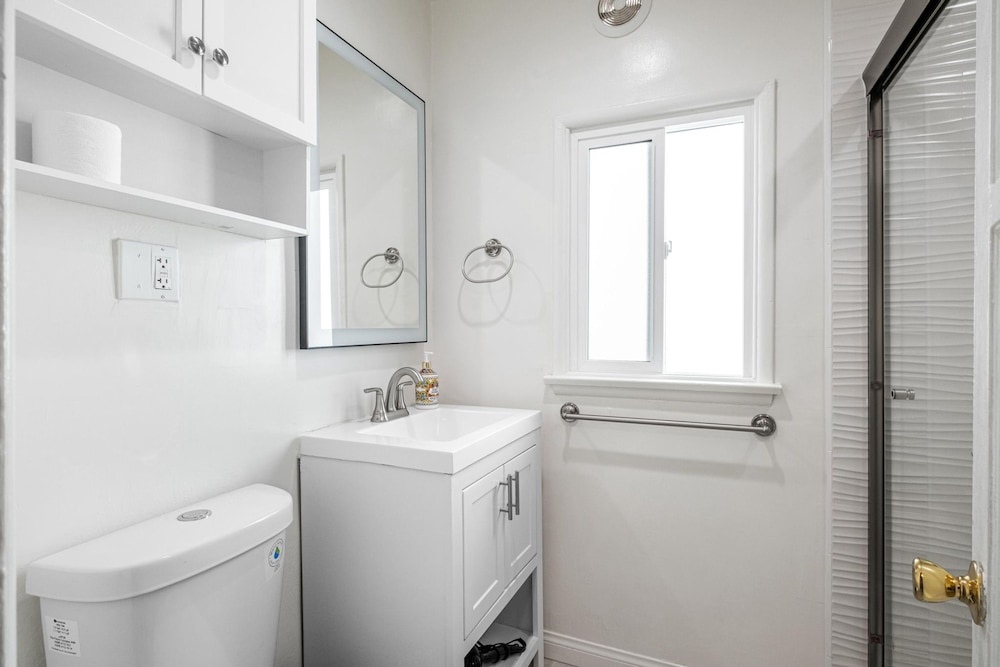Beachside Apt With Laundry Steps to the Shore