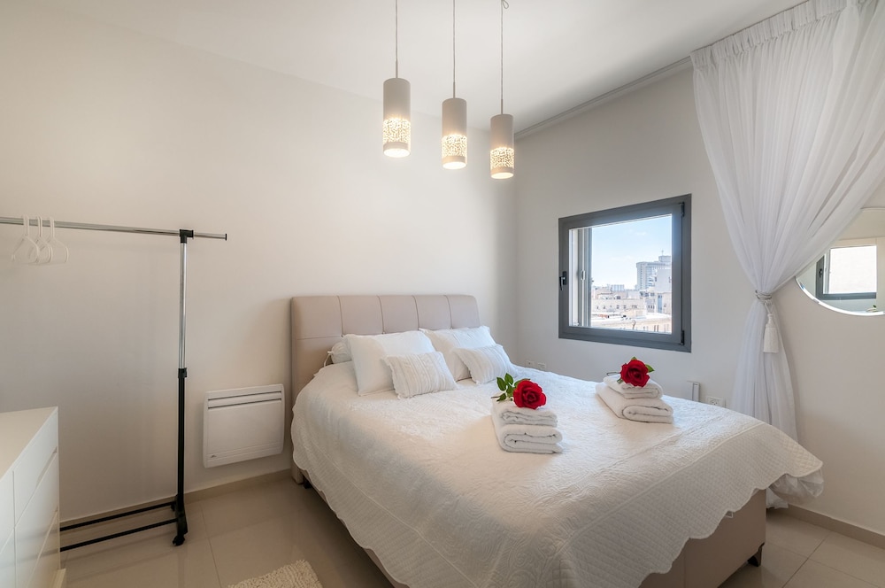 Best Location New Apt Full Amenities