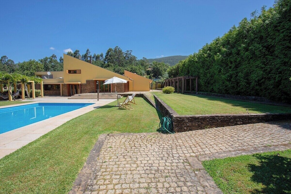 Liiiving in Caminha Countryside Pool House