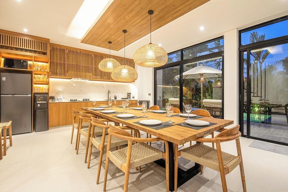 Luxury 5BR Retreat, 400m From Café Del Mar Shore
