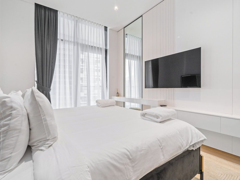 Elegant Apartment Amidst Vibrant Area with Balcony