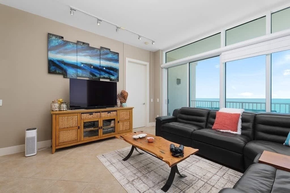 Stunning 17th Floor Spacex Direct Views Luxe 3 Bedroom Apts