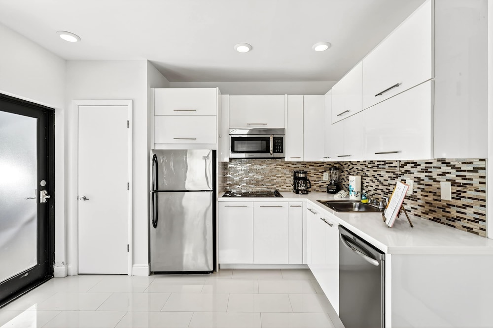 Sleek Kitchenette Queen Bed