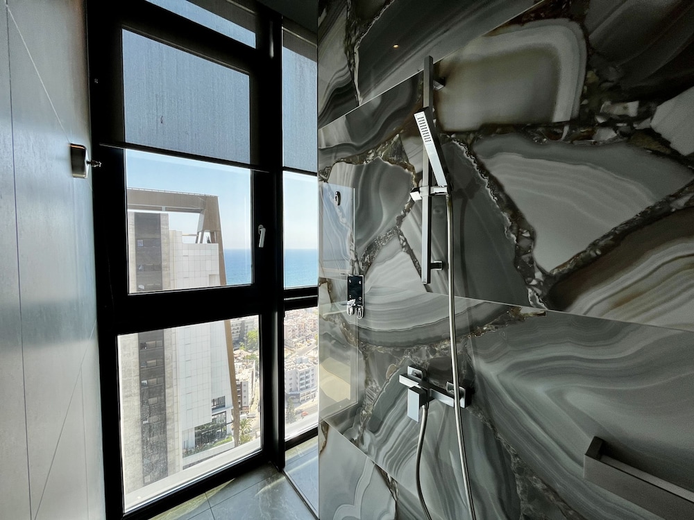 128 LIM - 2002 Stay Only Tower Suite