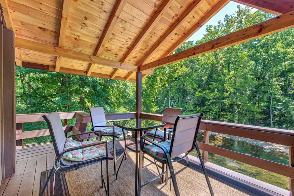 Rays Chalet - Unique and Cozy Riverfront Home! view 4