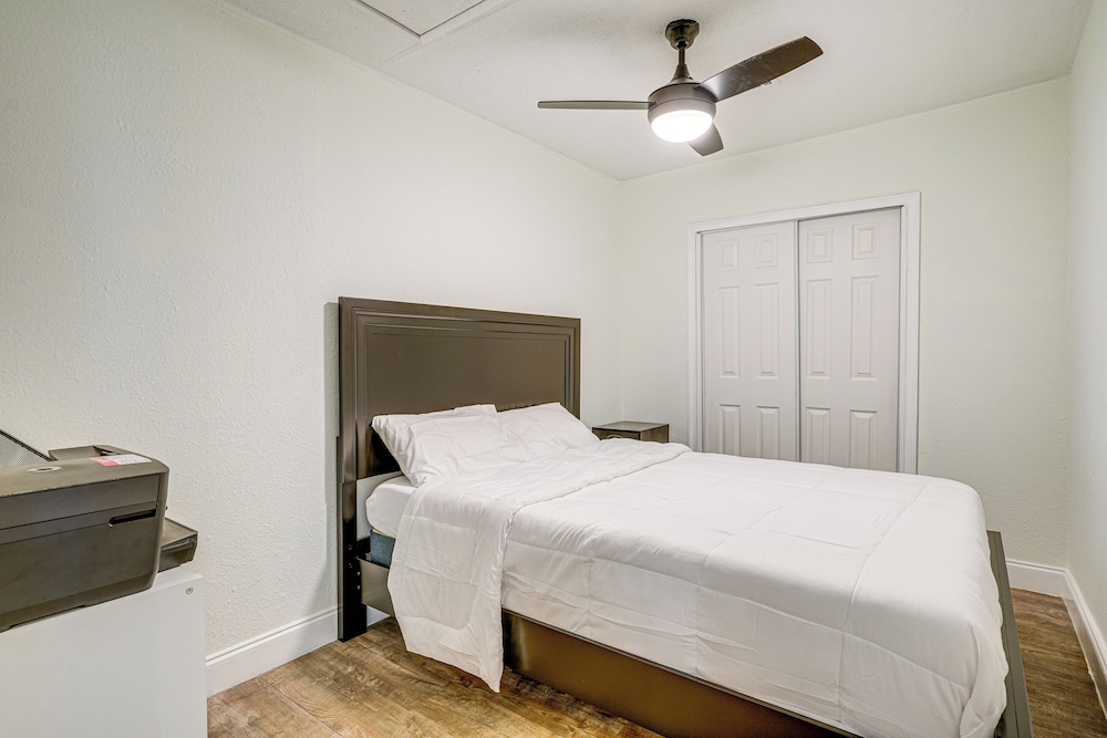 Explore & Relax: Chic & Cozy Retreat in Lakeland!