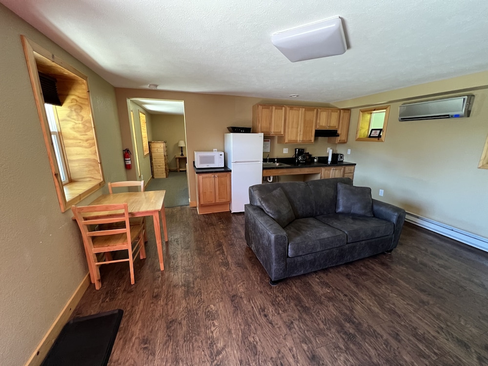 Tahquamenon Suites Lodging
