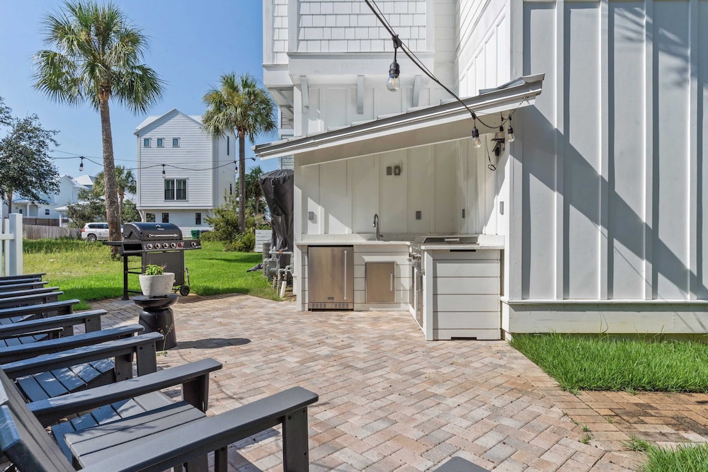 4BR Coastal Retreat w/ Pool, Patio & Games Lagniappe at Blue Mountain