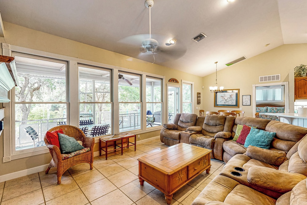 Charming Suwanee House and Bungalow!