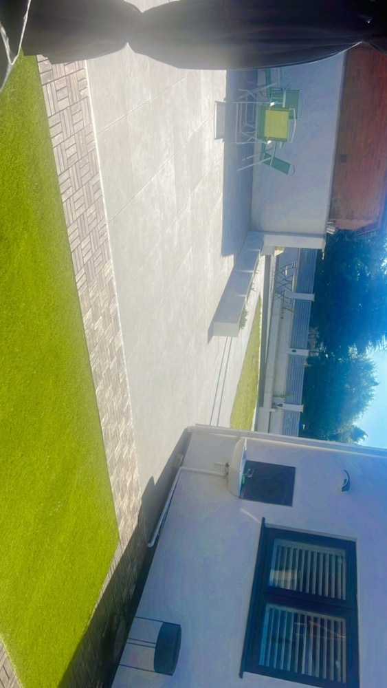 House - Sleeps 16, Parking, Pets Allowed & Jacuzzi