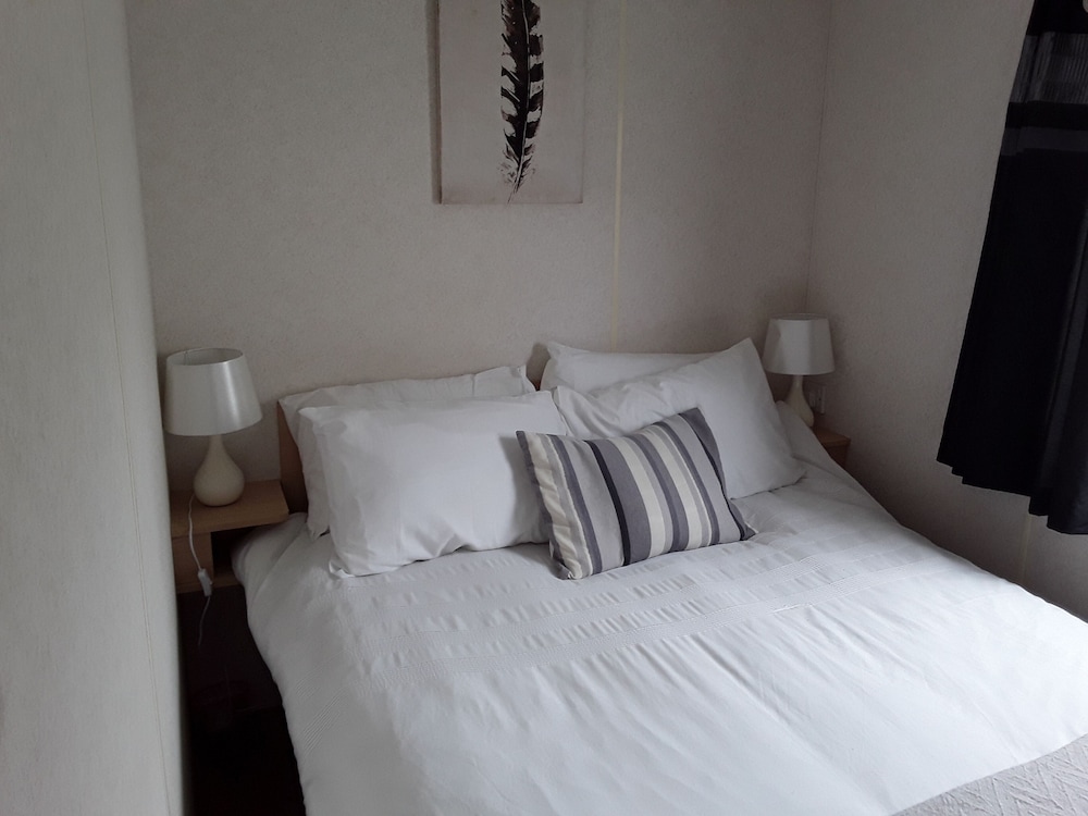 2 bed Caravan Approx 10 Mins From Beach Suzie 2 view 4
