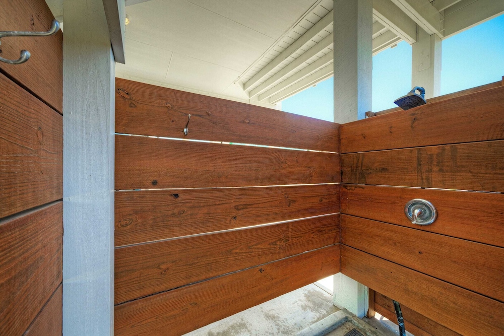 Family-friendly Beach Home Bbq, Patio & Fire Pit & Mins to Beach Bottom's Up by Avantstay
