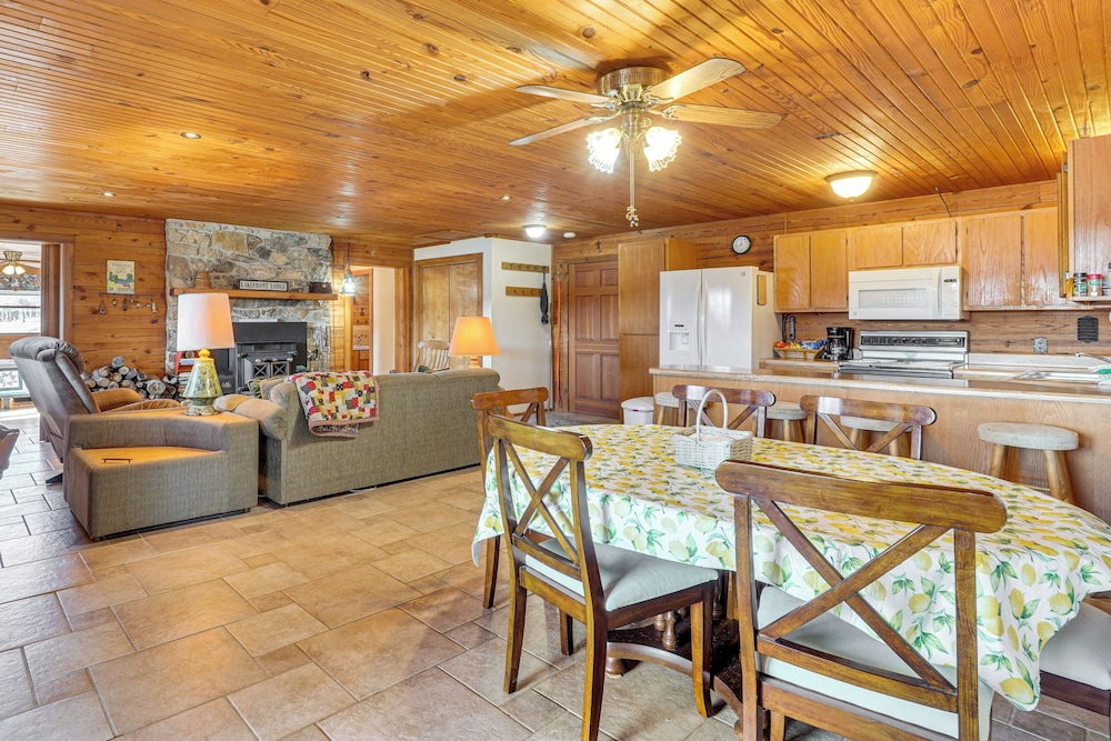 Table Rock Lake Cabin w/ Waterfront Views!