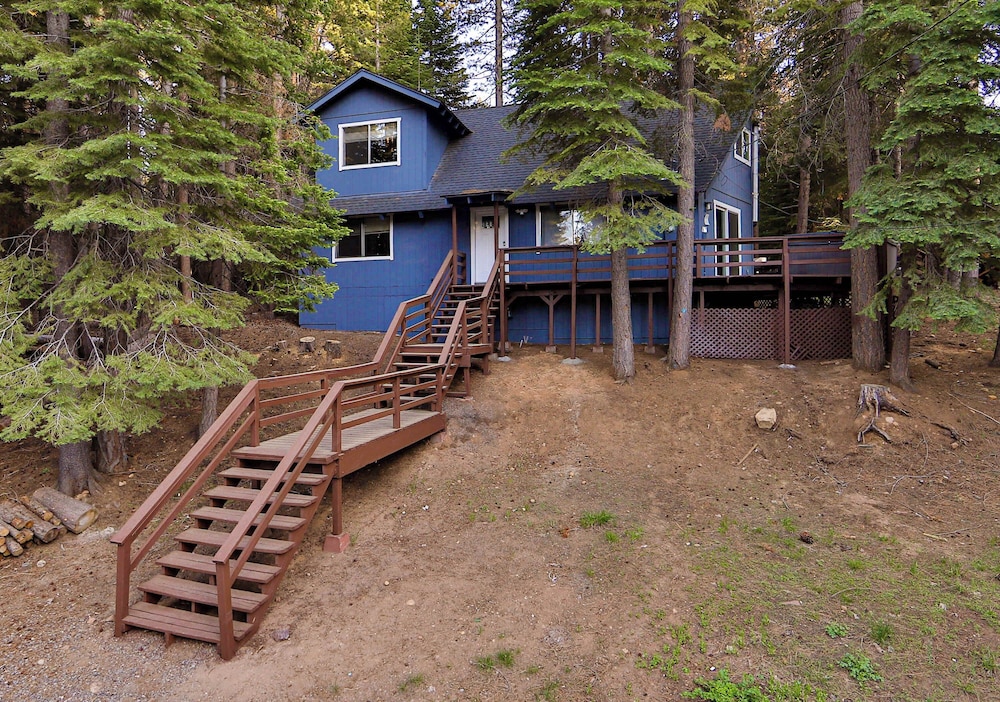 Iroquois Ridge Charming Home for 8 w/ Hot Tub Near Lake Tahoe & Skiing
