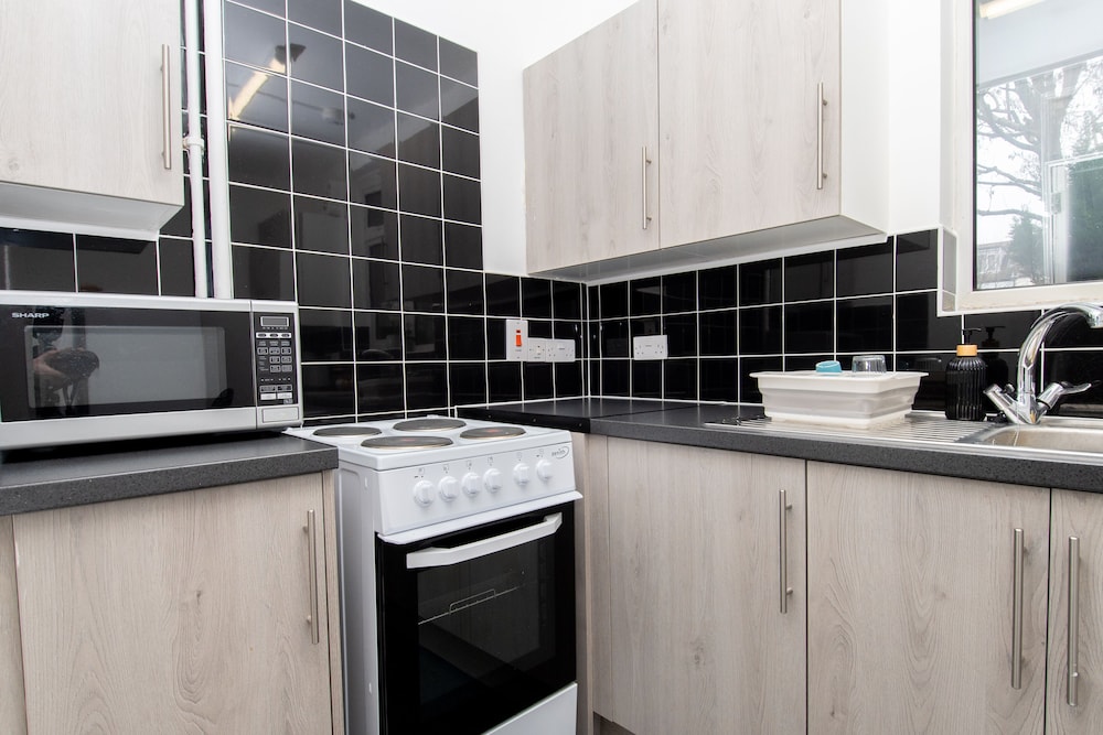 Stunning 1-bed Entire Apartment in Teddington view 4