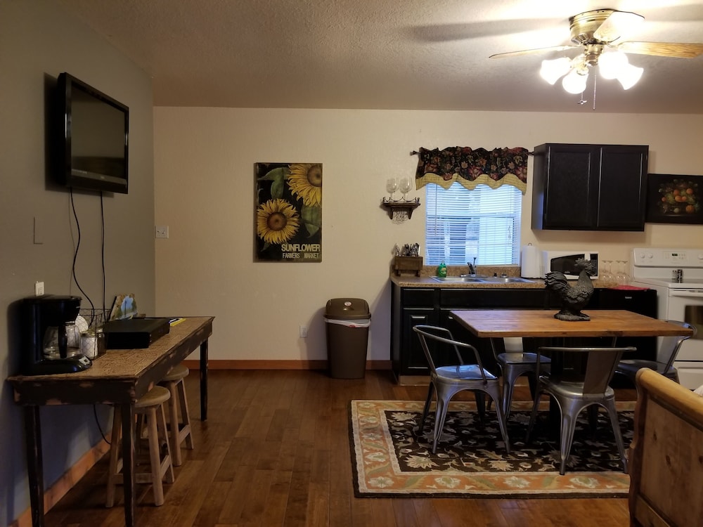 Mendelbaum Winery Guest Cabins