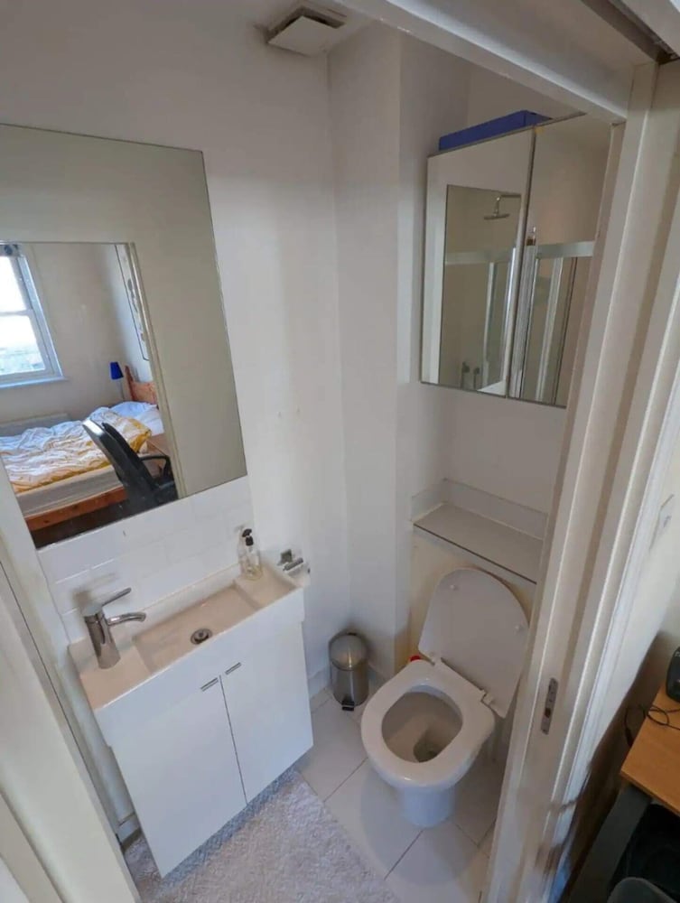 Cheerful 4 Bedroom Home in the Heart of London