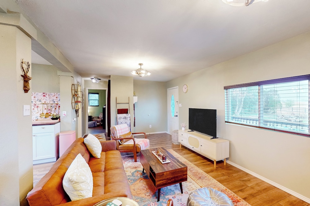 2BR Countryside Charmer w/ Fire Pit & W & D