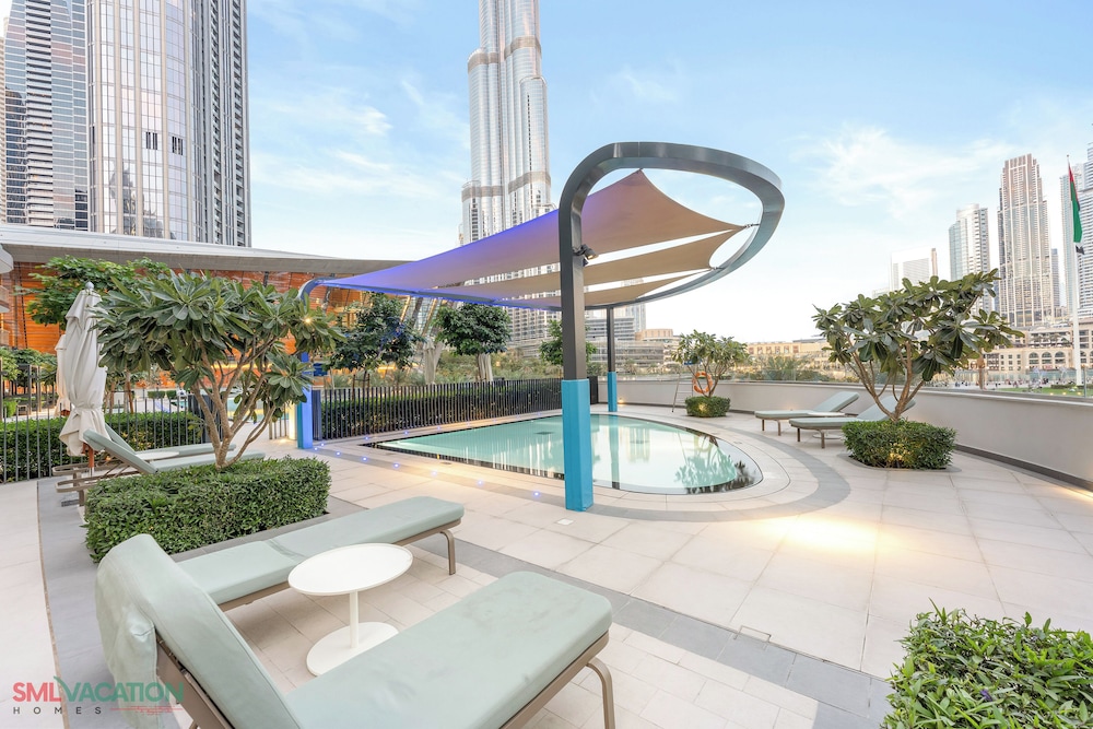 SML Vacation Homes - Sky High Apartments with Burj Khalifa and Dubai Fountain Views @ Grande Signature, Downtown Dubai