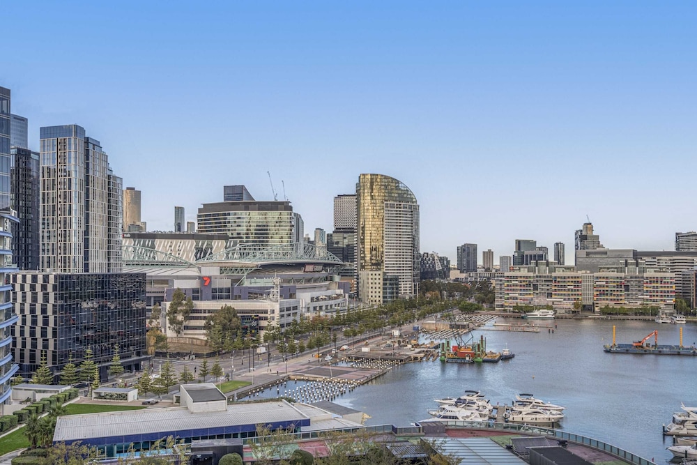Docklands Waterfront Elegance With Cityscape Views