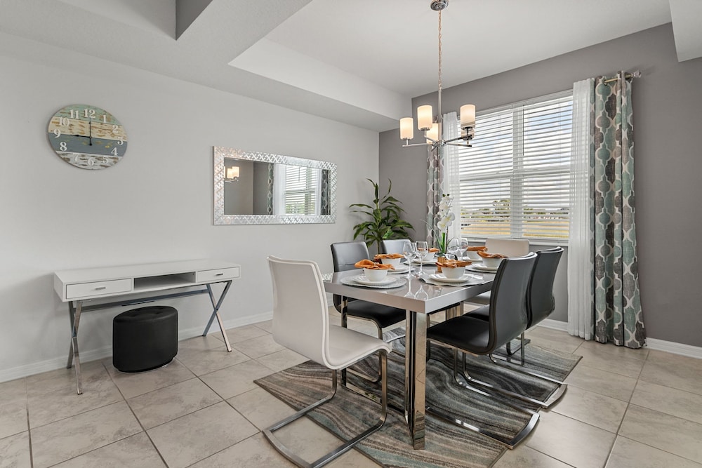 Cozy Stylish 2BR Condo Prime Storey Lake Spot