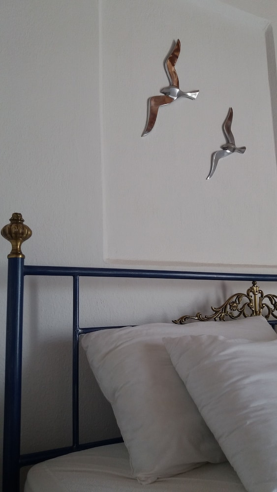 Manos Rooms