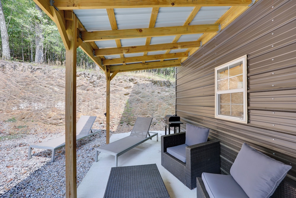Duplex w/ Furnished Patio Near Lake Ouachita!