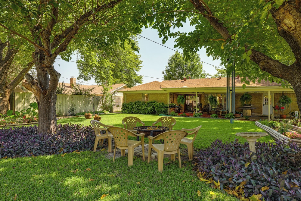 Home w/ Backyard Oasis < 7 Mi to At&t Stadium!