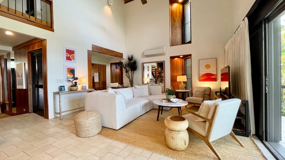 Sophisticated Oceanfront Retreat - Air-conditioned - Walk to Beach - Vrkcv
