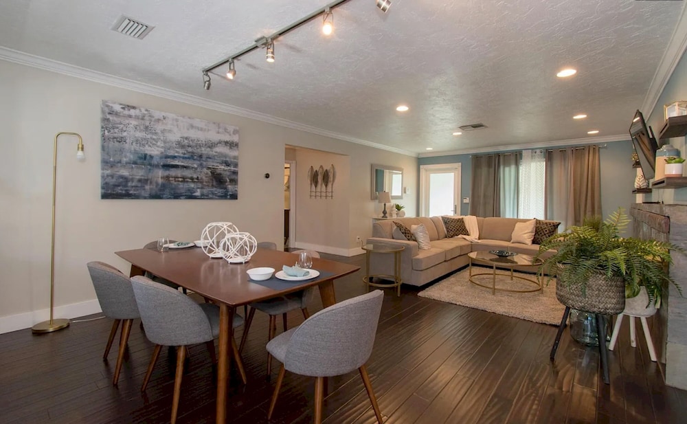 Sunlit Escape 3BR 2BA w Private Pool Backyard
