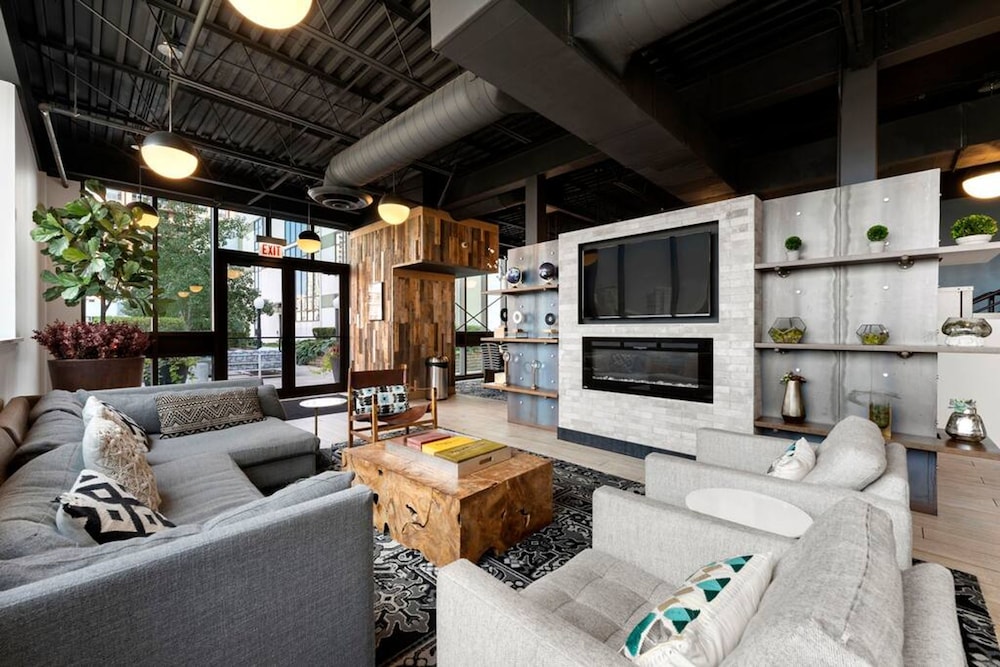 Sleek 2 Bed 2 Bath Condo in Trendy Fulton Market