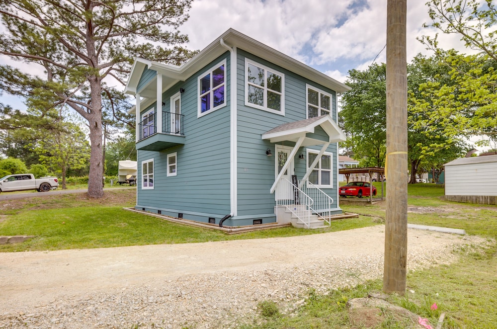 Lake Livingston Getaway w/ Balcony + Water View! view 5