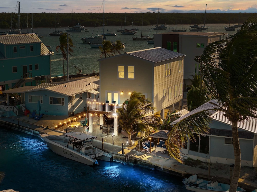 Mermaid Manor Waterfront Haven w Hot Tub Dock