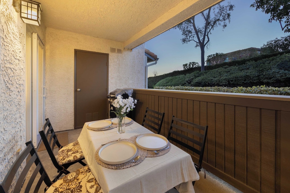 Walk to Beach Pool, Hot Tub, Private Patio, Parking Seabreeze Retreat
